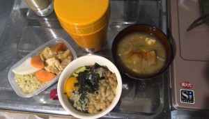 朝：納豆ご飯と味噌汁、昼：お弁当（味噌汁付き）