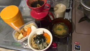 朝：納豆ご飯と味噌汁。お昼：味噌汁とお弁当