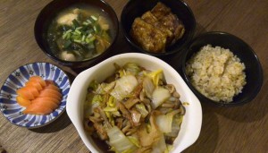 白菜とシメジの炒め物（焼肉のタレ味）、ぬか漬け、玄米ご飯、余りものの味噌汁と豆腐ステーキ
