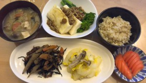 白菜の中華風炒め、ひじきと切干大根煮、高野豆腐と菜の花のキノコ餡かけ、余り物味噌汁、ぬか漬け、玄米ご飯