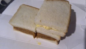 朝ごはん、卵サンドときな粉バターサンド