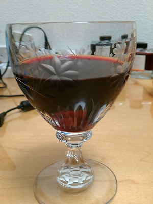 ジンジャーコーディアルを入れたワイン、グラスの底に沈んでるのは生姜